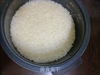 香菇鸡肉炒糯米饭的做法步骤：1