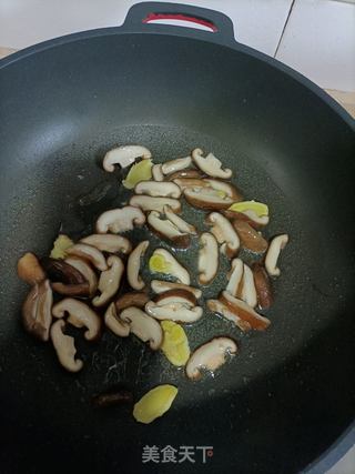 香菇鸡肉炒糯米饭的做法步骤：6