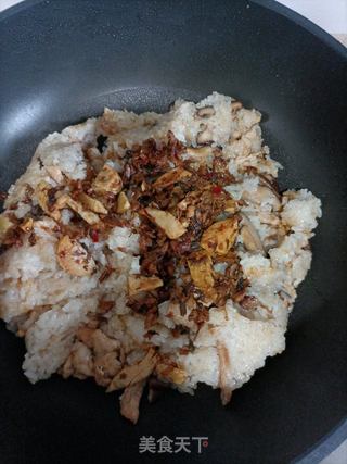 香菇鸡肉炒糯米饭的做法步骤：10