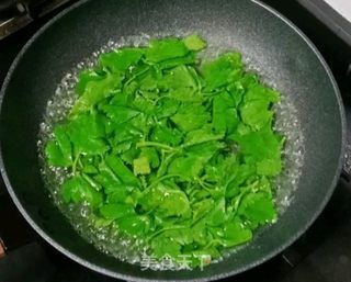 芹菜芝麻鸡蛋饼的做法步骤：1