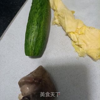 鸡蛋鹿心拌黄瓜的做法步骤：2