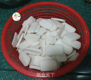香肠咸肉年糕汤的做法步骤：1