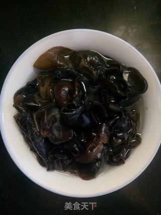 麻辣拌木耳的做法步骤：1