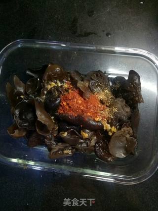 麻辣拌木耳的做法步骤：4