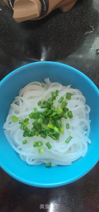 瘦肉油豆腐汤米粉的做法步骤：5