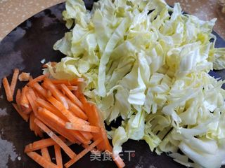 胡萝卜包菜肉丝炒年糕的做法步骤：2