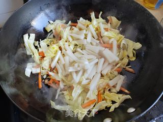 胡萝卜包菜肉丝炒年糕的做法步骤：7