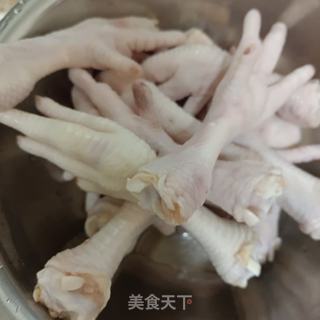 黄豆酱烧鸡爪的做法步骤：1
