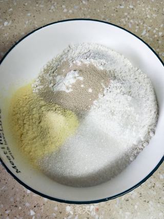 玉米面红豆卷馒头的做法步骤：1