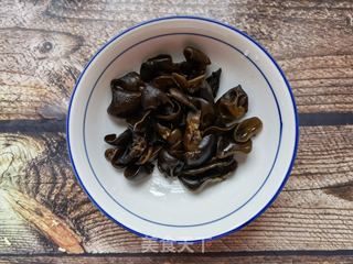 煎蛋什香菜汤米粉的做法步骤：2