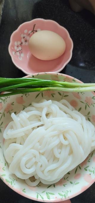 煎蛋汤濑粉的做法步骤：1