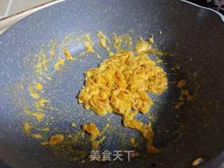 咸蛋黄炒饭的做法步骤：2
