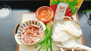 辣白菜鱿鱼炒饭的做法步骤：1