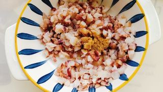 辣白菜鱿鱼炒饭的做法步骤：2