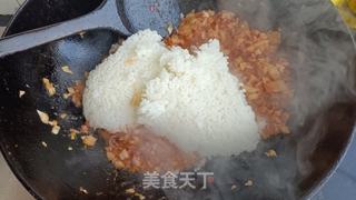 辣白菜鱿鱼炒饭的做法步骤：6