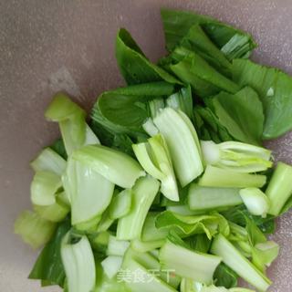 油菜炒鸡胸肉的做法步骤：2