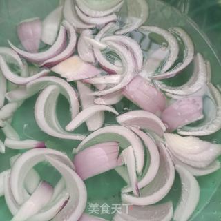 洋葱炒鸡胸肉的做法步骤：2