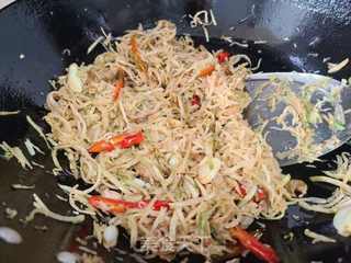 干白萝卜丝炒肉丝的做法步骤：5