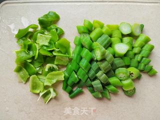 青椒秋葵炒蛋的做法步骤：2