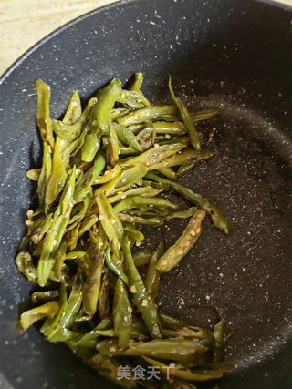 青椒炒河粉的做法步骤：3