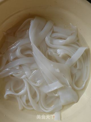 青椒炒河粉的做法步骤：5
