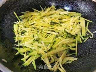 蒜蓉嫩南瓜的做法步骤：2
