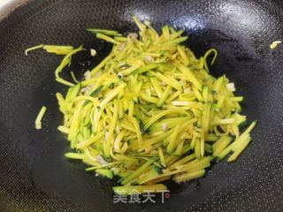 蒜蓉嫩南瓜的做法步骤：3