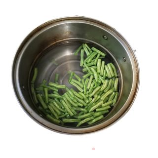 干煸无筋豆的做法步骤：1