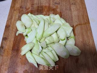 丝瓜炒豆腐皮的做法步骤：1
