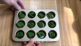 抹茶流心迷你挞，小小一个，蕴含清新美味。的做法步骤：20