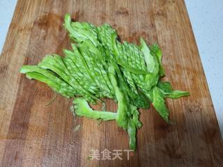 洋葱苦瓜炒鸡蛋的做法步骤：3