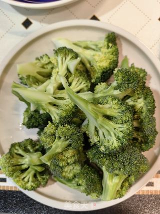 上汤西兰花的做法步骤：1