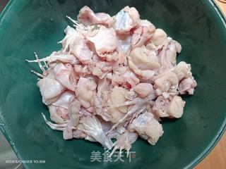 干锅紫苏牛蛙的做法步骤：2