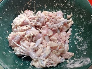 干锅紫苏牛蛙的做法步骤：4