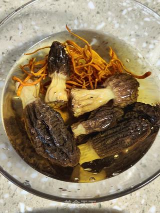 羊肚菌黑蒜汤的做法步骤：2