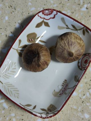 羊肚菌黑蒜汤的做法步骤：3