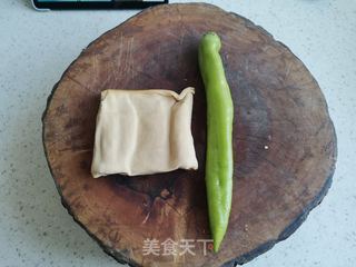 尖椒干豆腐的做法步骤：1