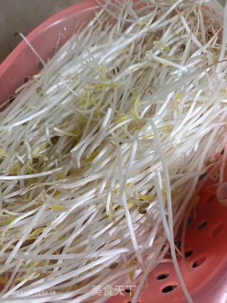 炒绿豆芽的做法步骤：1