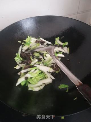 白菜帮子木耳炒凉皮的做法步骤：5
