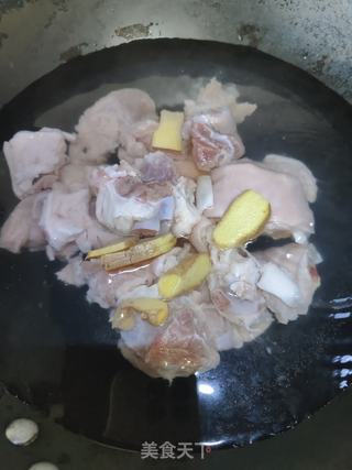黑豆炖猪脚的做法步骤：2