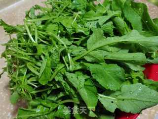 猪油渣炒萝卜缨的做法步骤：1