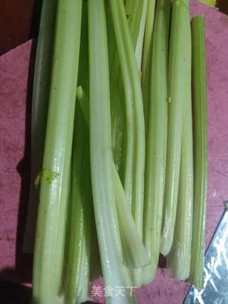 芹菜炒猪肝的做法步骤：2