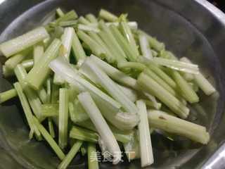 芹菜炒猪肝的做法步骤：3