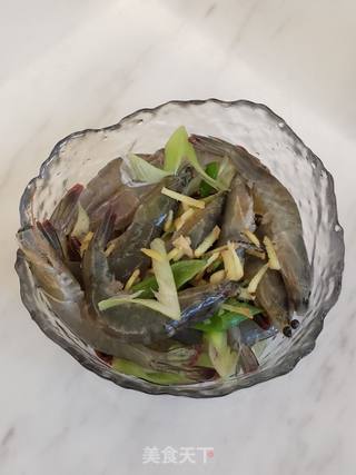 酸甜爽口捞汁大虾的做法步骤：2
