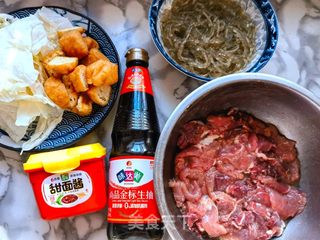 牛肉暖锅的做法步骤：1