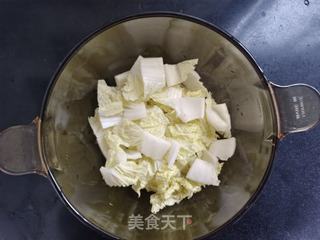 鳕鱼萝卜白菜暖锅的做法步骤：2