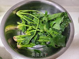 菠菜炒干豆皮豆筋（人造肉）的做法步骤：1