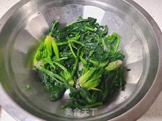 菠菜炒干豆皮豆筋（人造肉）的做法步骤：2