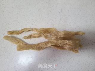 菠菜炒干豆皮豆筋（人造肉）的做法步骤：3