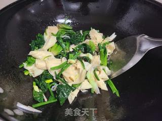 菠菜炒干豆皮豆筋（人造肉）的做法步骤：6